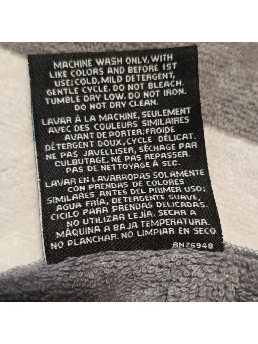 Vera Wang Striped Bath Towel 66x35 Grey & White Plush Absorbent beach towel